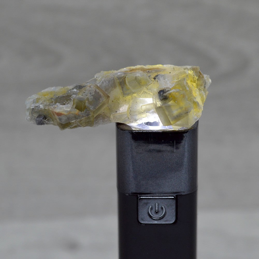 Fluorine jaune translucide sous lumière de 28g