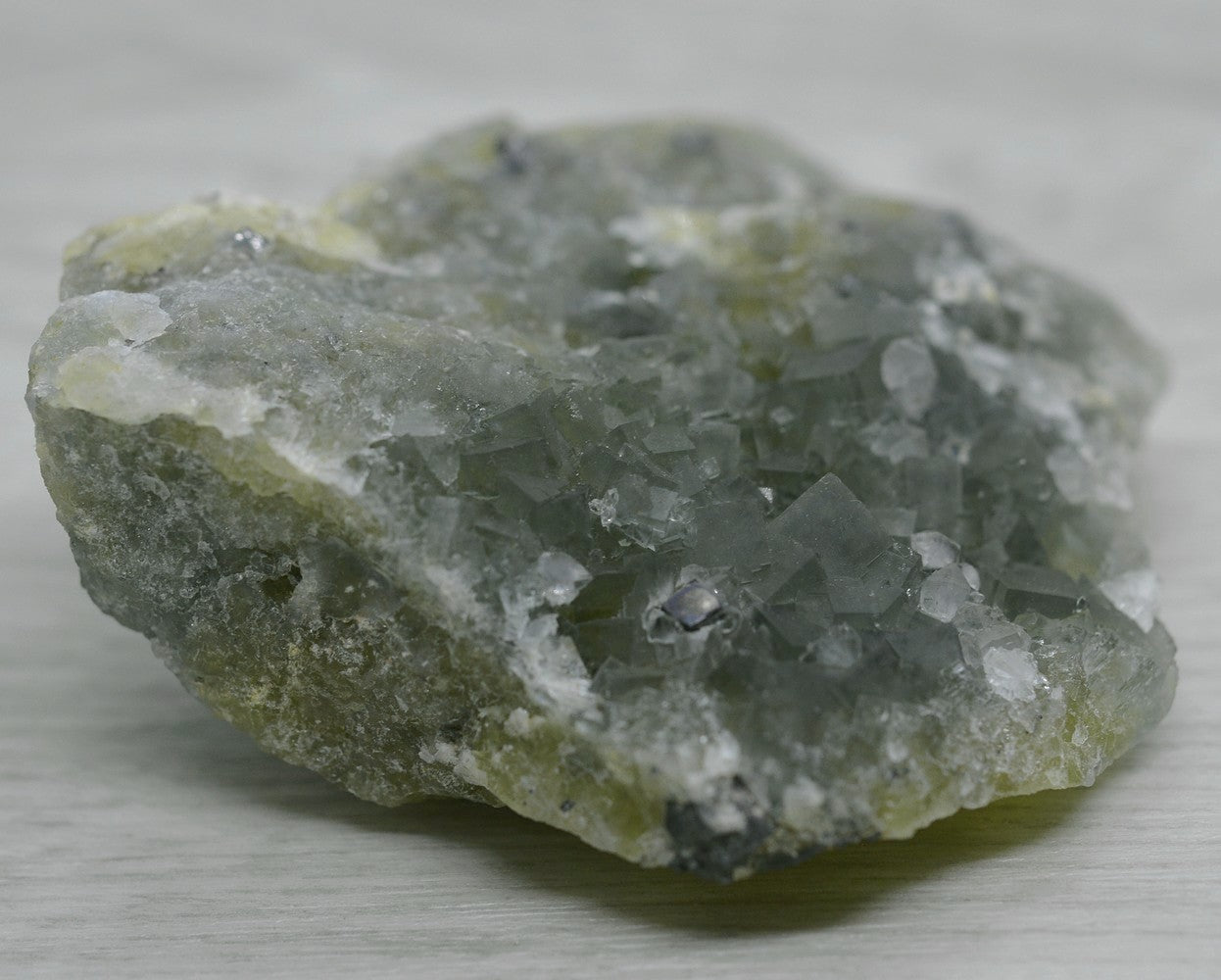 Fluorite à cubes vert gris avec galène marocaine de 272g