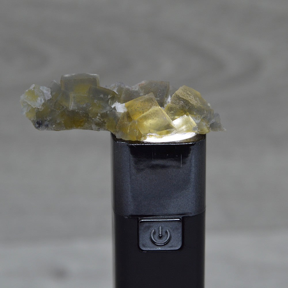 Fluorite jaune 19g sous lumière