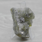 Fluorite jaune ambre avec quartz et galène 43g sur présentoir