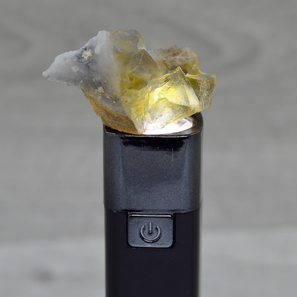 Fluorine zonée avec galène et quartz de 24g sous lumière