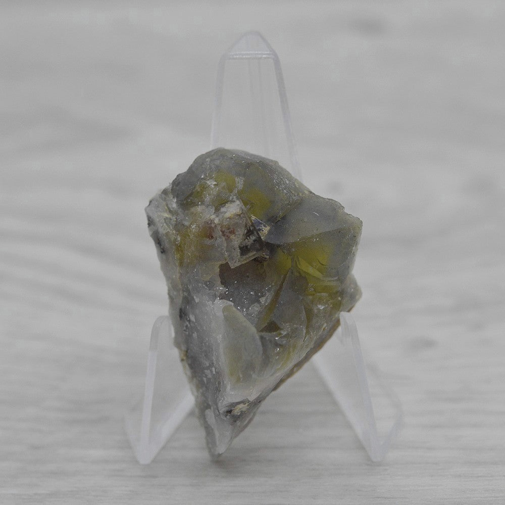 Fluorite jaune avec microcristaux de quartz et galène de 24g sur présentoir