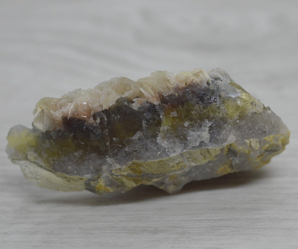 Fluorite jaune foncée à inclusion de galène et baryte marocaine 76g