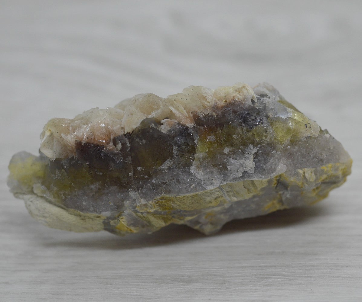 Fluorite jaune foncée à inclusion de galène et baryte marocaine 76g