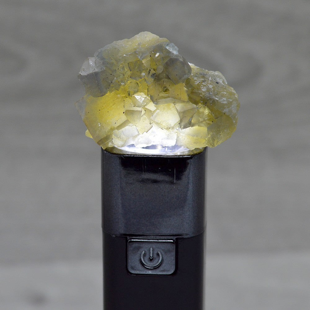 Fluorite jaune clair avec quartz sous lumière 24g du Maroc