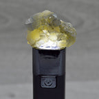 Fluorite jaune clair avec quartz sous lumière 24g du Maroc