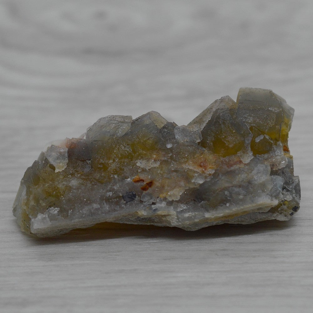 Fluorite jaune miel foncé sur gangue de quartz de 35g en provenance du Maroc