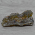 Fluorite jaune miel foncé sur gangue de quartz de 35g en provenance du Maroc
