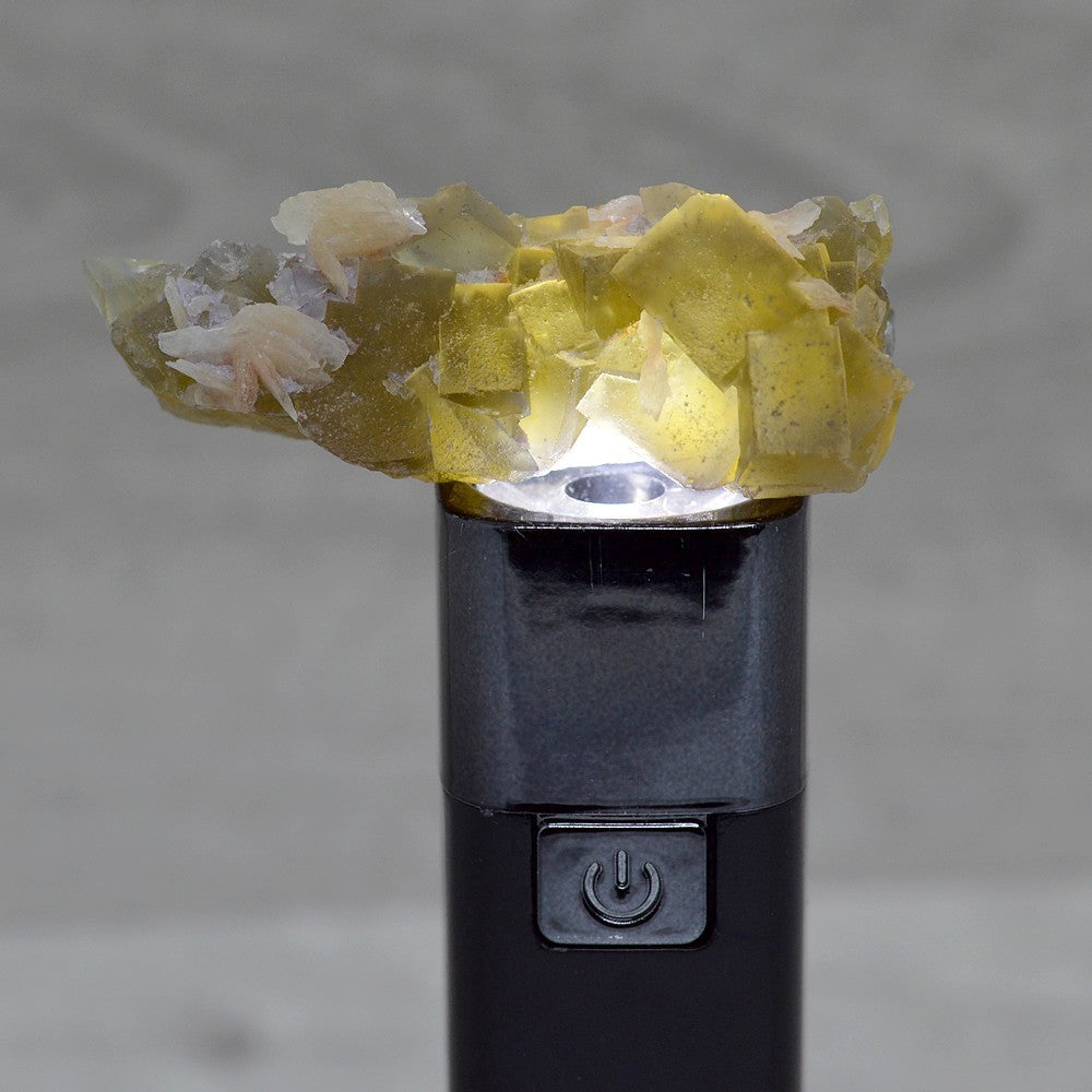 Fluorite jaune translucide et baryte sous lumière du Maroc 35g