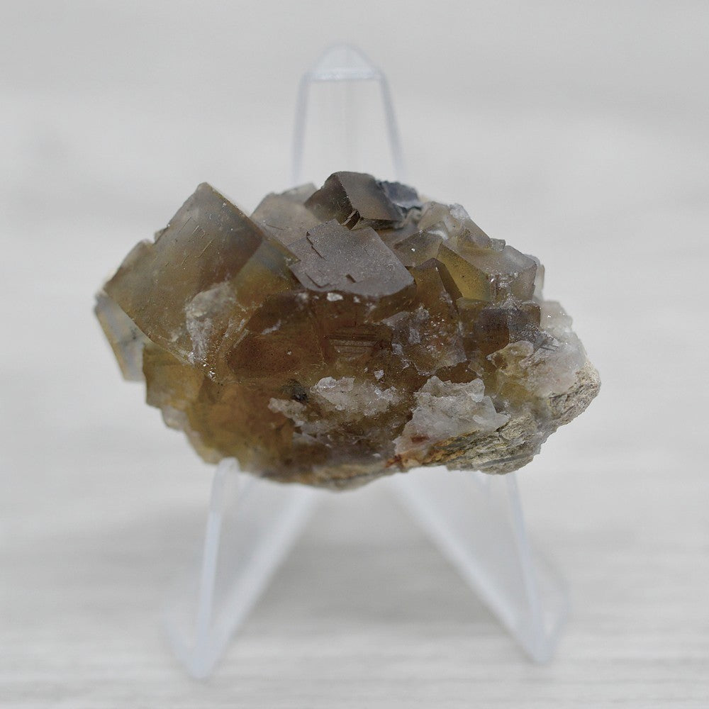Fluorite jaune olive du Maroc 34g sur présentoir