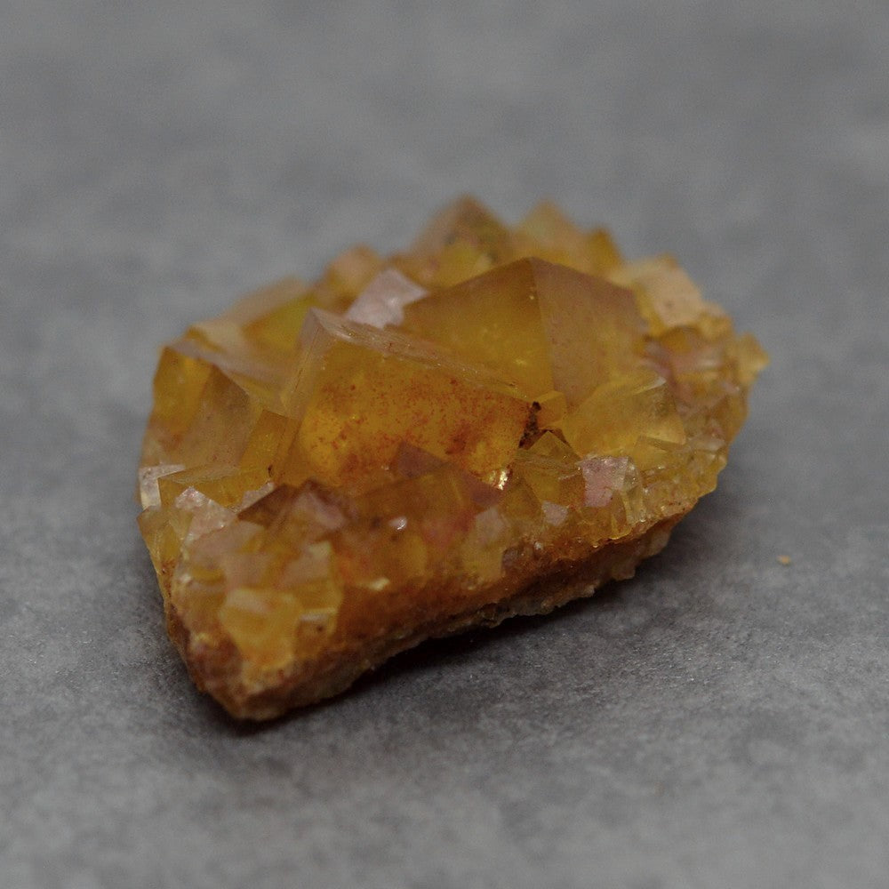 Fluorite jaune miel foncée avec son cube de 1,2cm marocaine