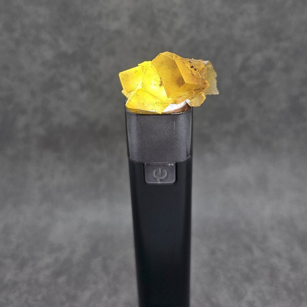 Fluorite jaune miel claire translucide de 25g sous lumière