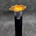 Fluorite orange dorée translucide de 27g sous lumière