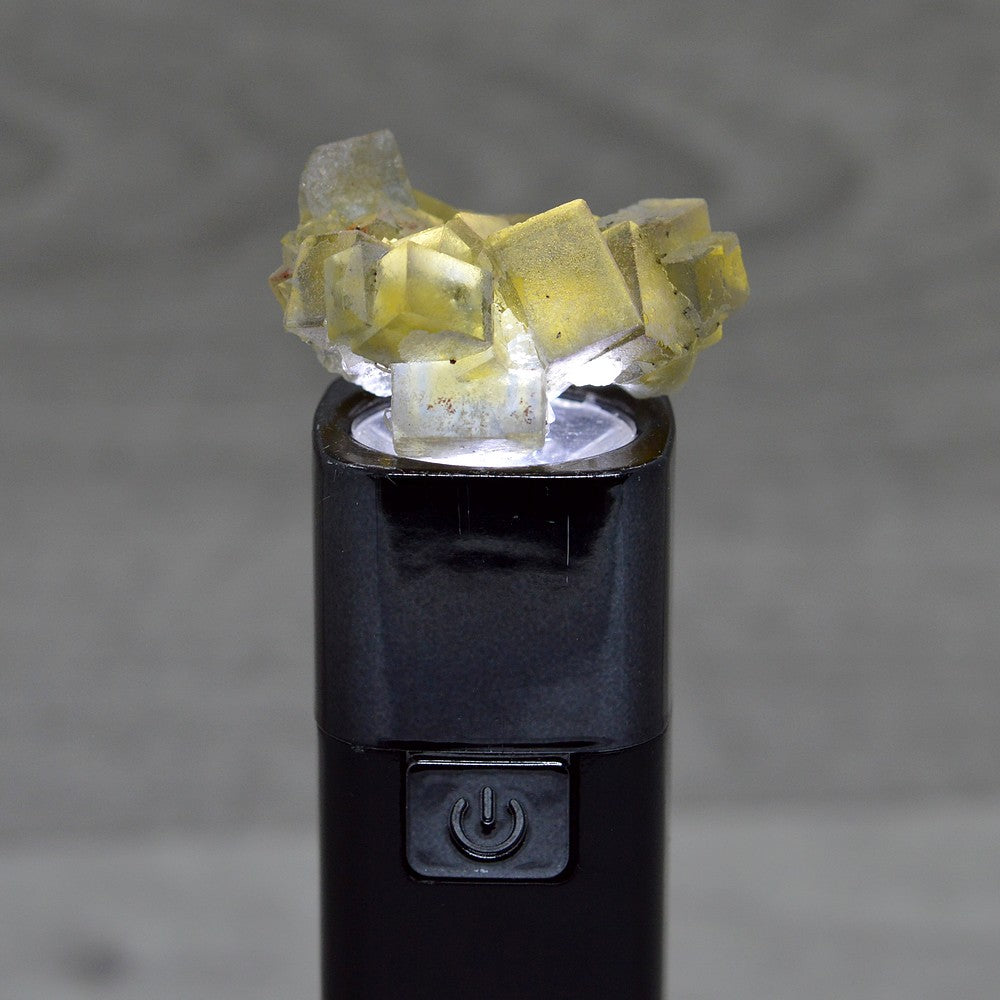 Fluorite jaune claire sous lumière 18g