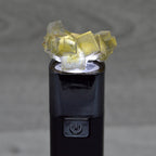 Fluorite jaune claire sous lumière 18g