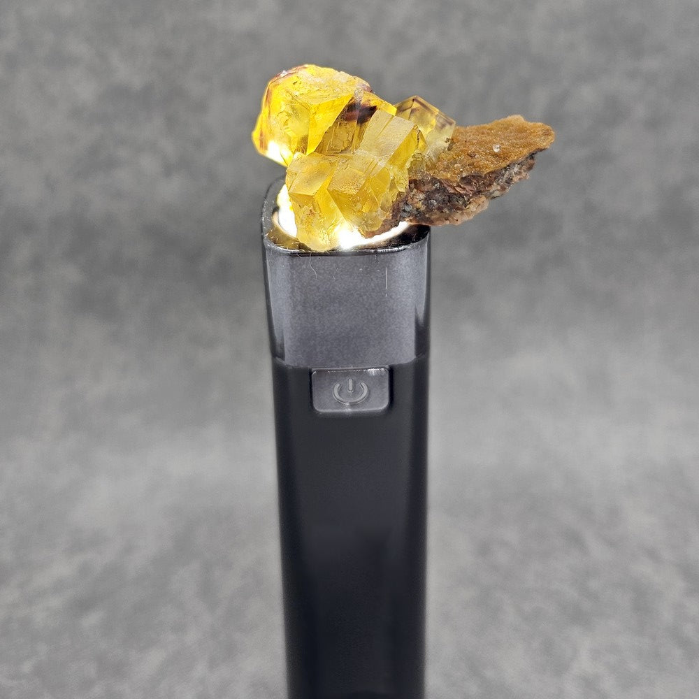 Fluorite jaune translucide à zonage violet prune et translucide sous lumière