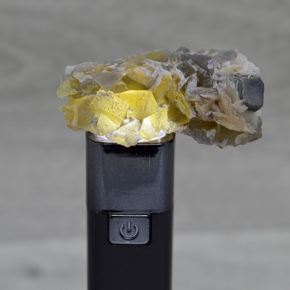 Fluorine jaune translucide sous lumière avec baryte et galène 62g