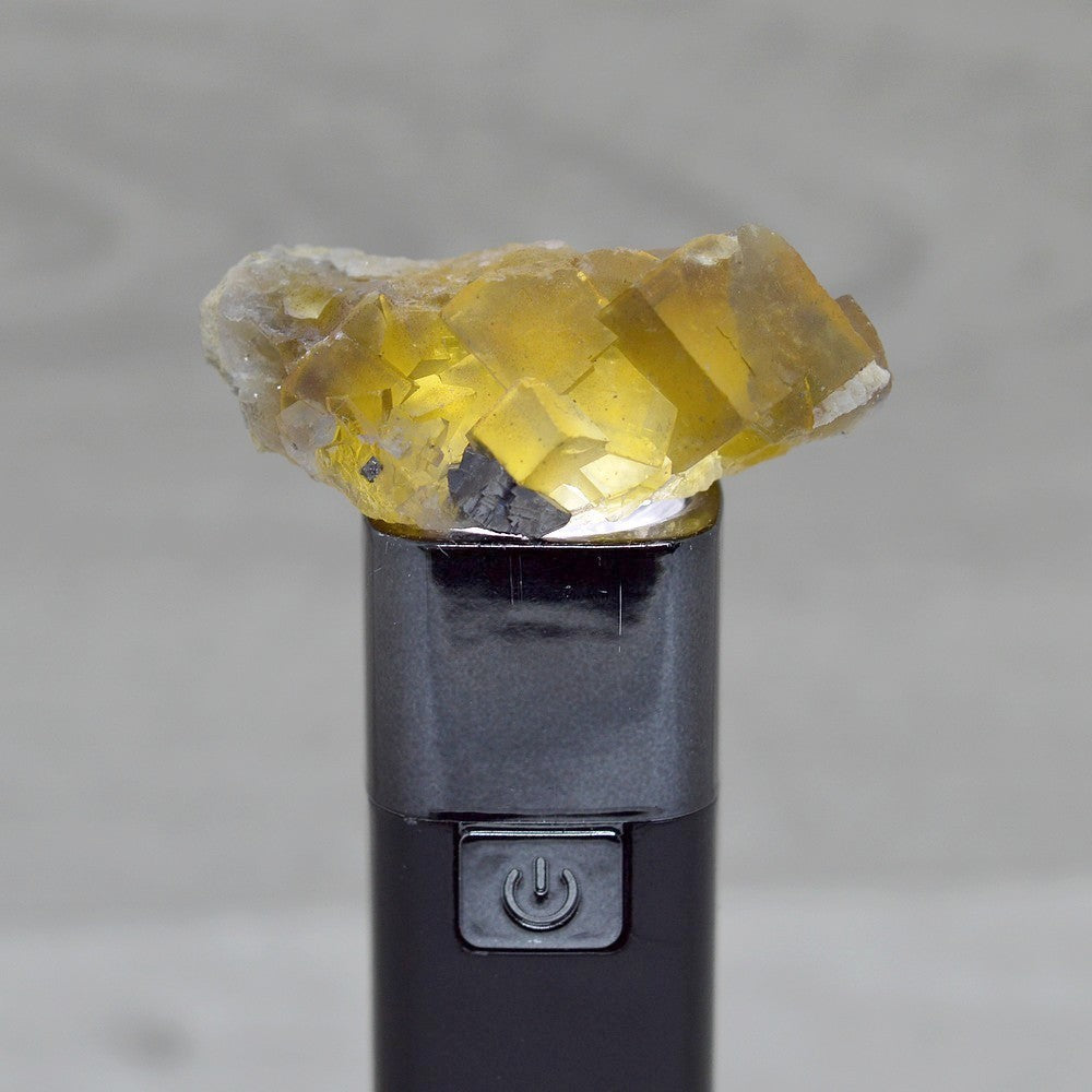 Fluorite jaune translucide zonée sous lumière du Maroc 34g