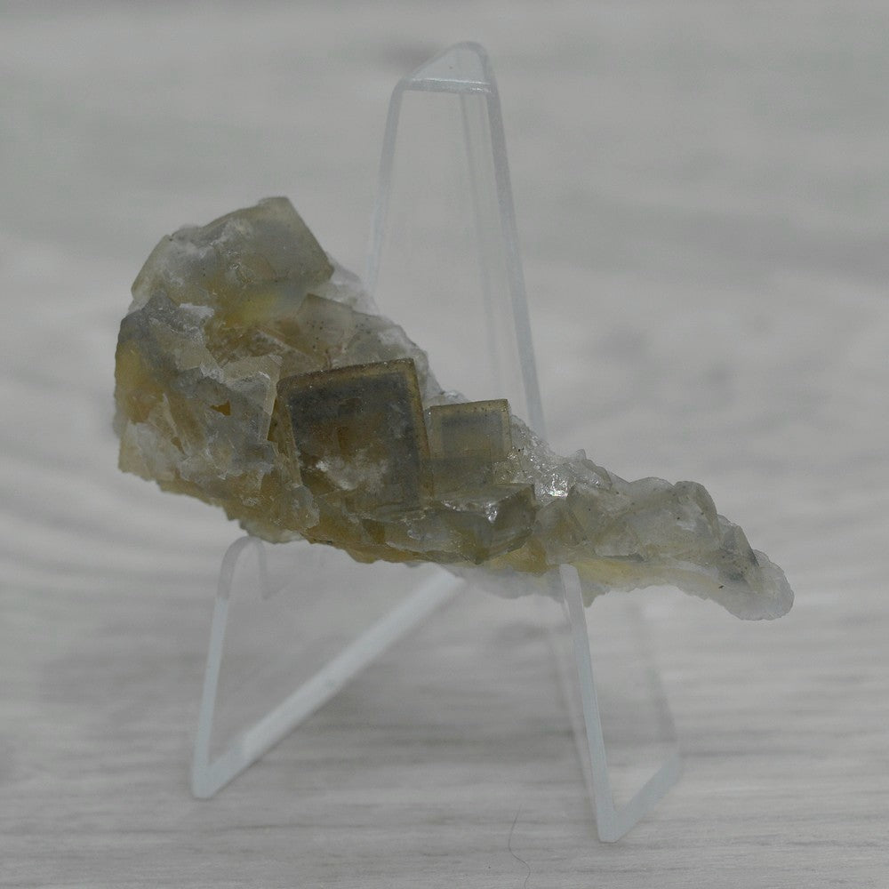 Fluorite jaune zonée 22g sur présentoir