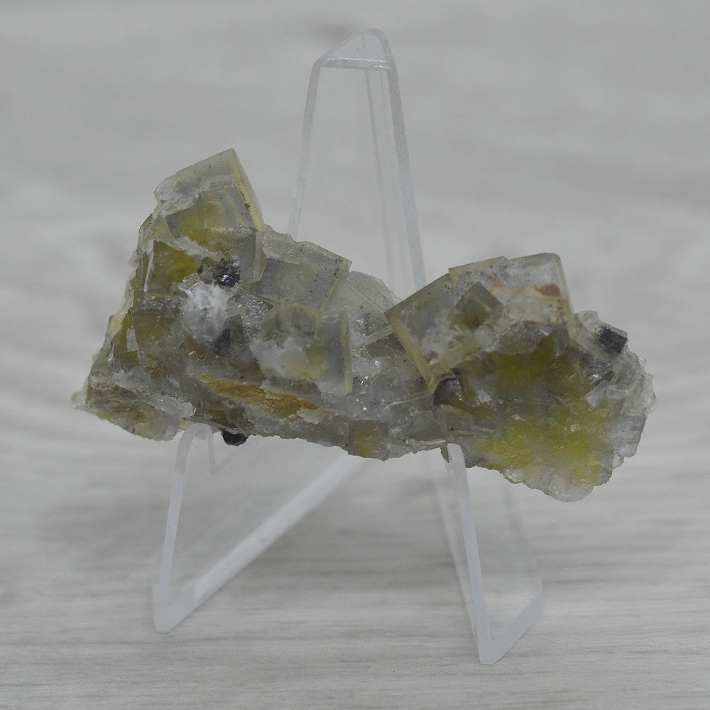 Fluorite jaune zonée et maclée de 28g sur présentoir