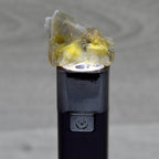 Fluorine jaune à zonage bleu avec  quartz et galène de 24g du Maroc sous lumière