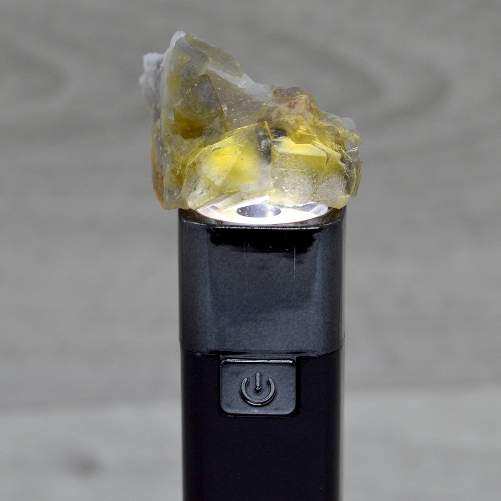 Fluorine jaune à zonage bleu avec  quartz et galène de 24g du Maroc sous lumière