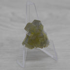 Fluorite jaune zonée sur présentoir de 16g