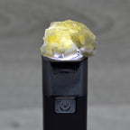 Fluorine jaune zonée marocaine sous lumière 18g