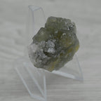 Fluorite miel fumé et quartz du Maroc de 37g sur présentoir