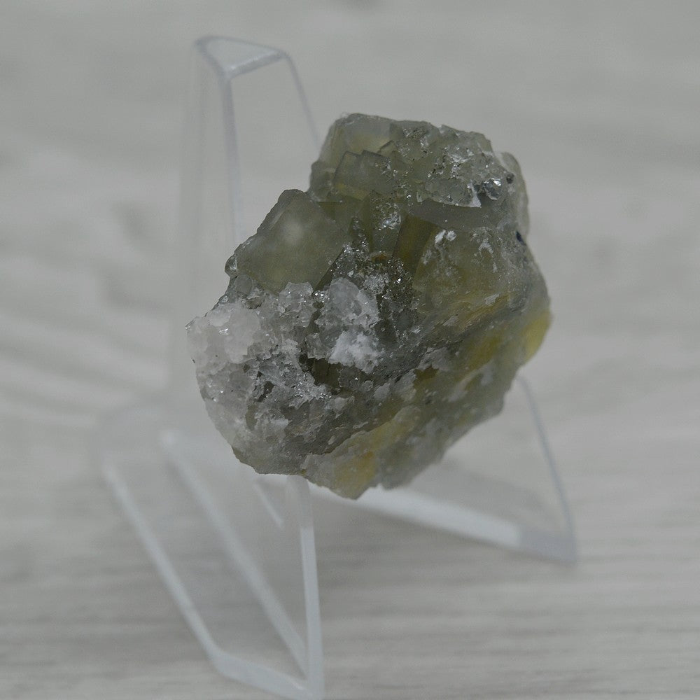 Fluorite miel fumé et quartz du Maroc de 37g sur présentoir