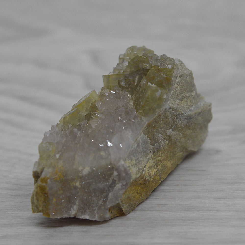 Fluorite vert pâle et quartz pierre brute de 55g 