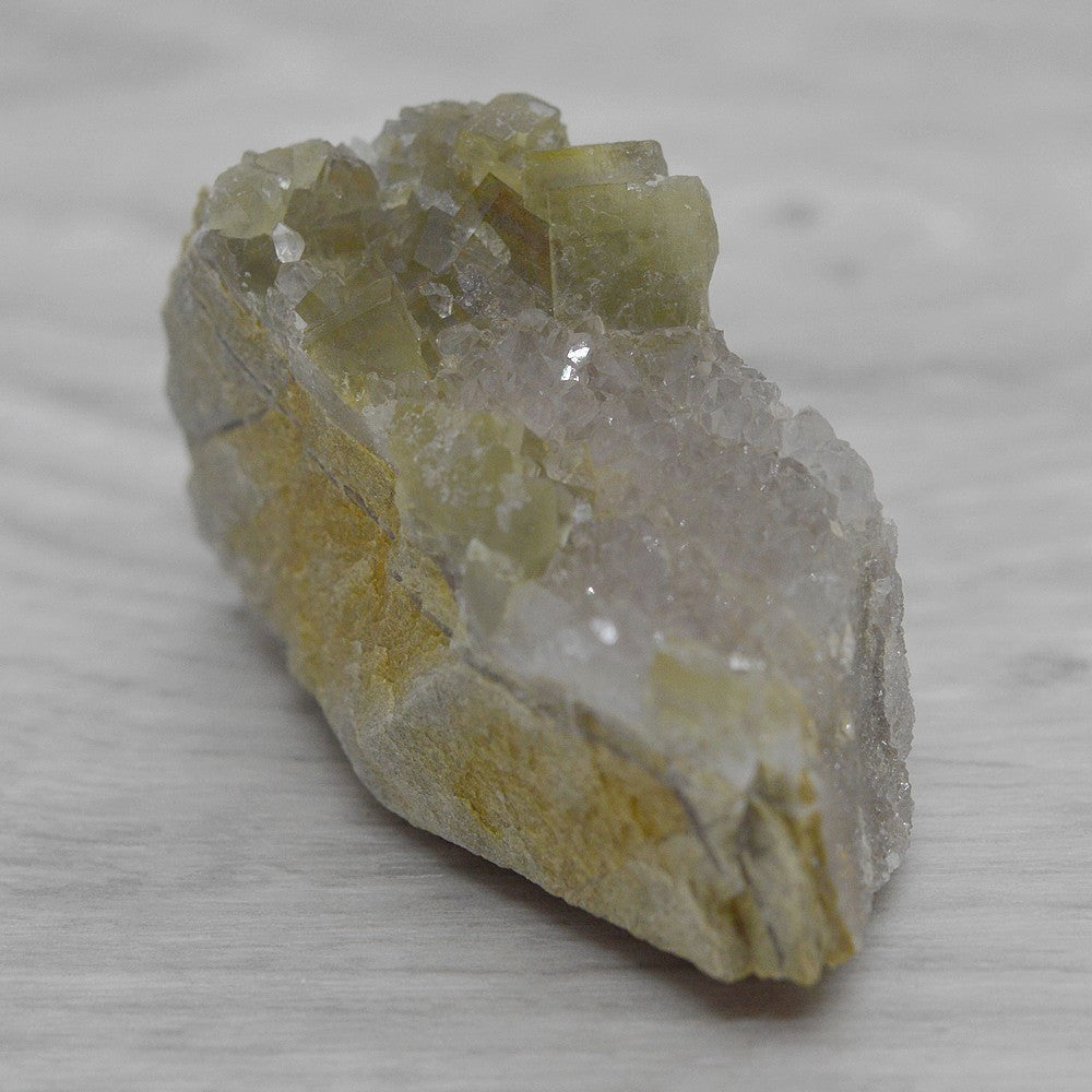 Fluorite vert pâle et quartz sur gangue 55g du Maroc