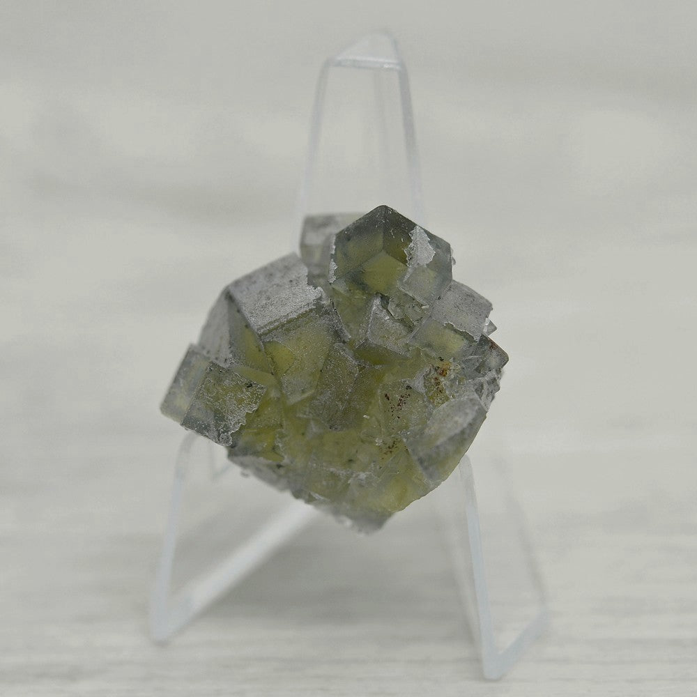 Fluorite zonée du Maroc 18g sur présentoir
