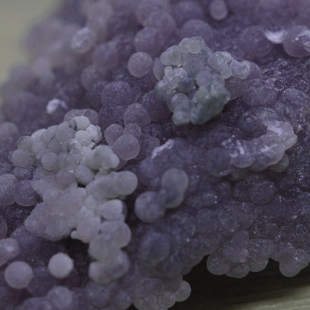 Zoom de grappes de raisin violets de la calcédoine botryoïdale