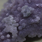 Zoom de grappes de raisin violets de la calcédoine botryoïdale