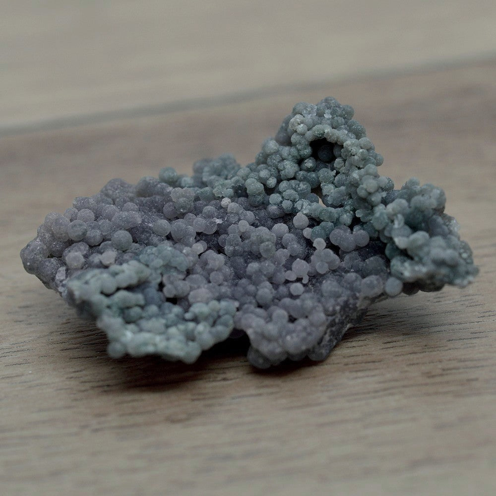 Grappes de raisin violettes et vertes sur calcédoine de 16g