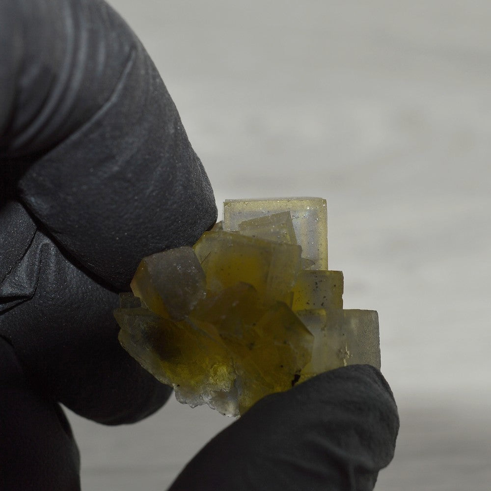 Groupe de cristaux cubiques de fluorite jaune zonée 16g marocaine