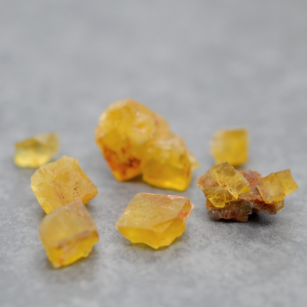 groupe de petites fluorites jaune miel du Maroc