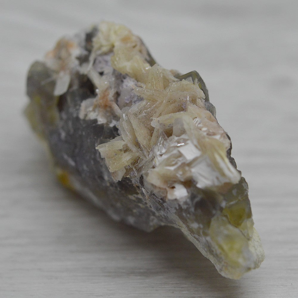 Pierre brute baryte beige sur sa fluorite à inclusion de galène marocaine 76g