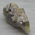 Pierre brute baryte beige sur sa fluorite à inclusion de galène marocaine 76g