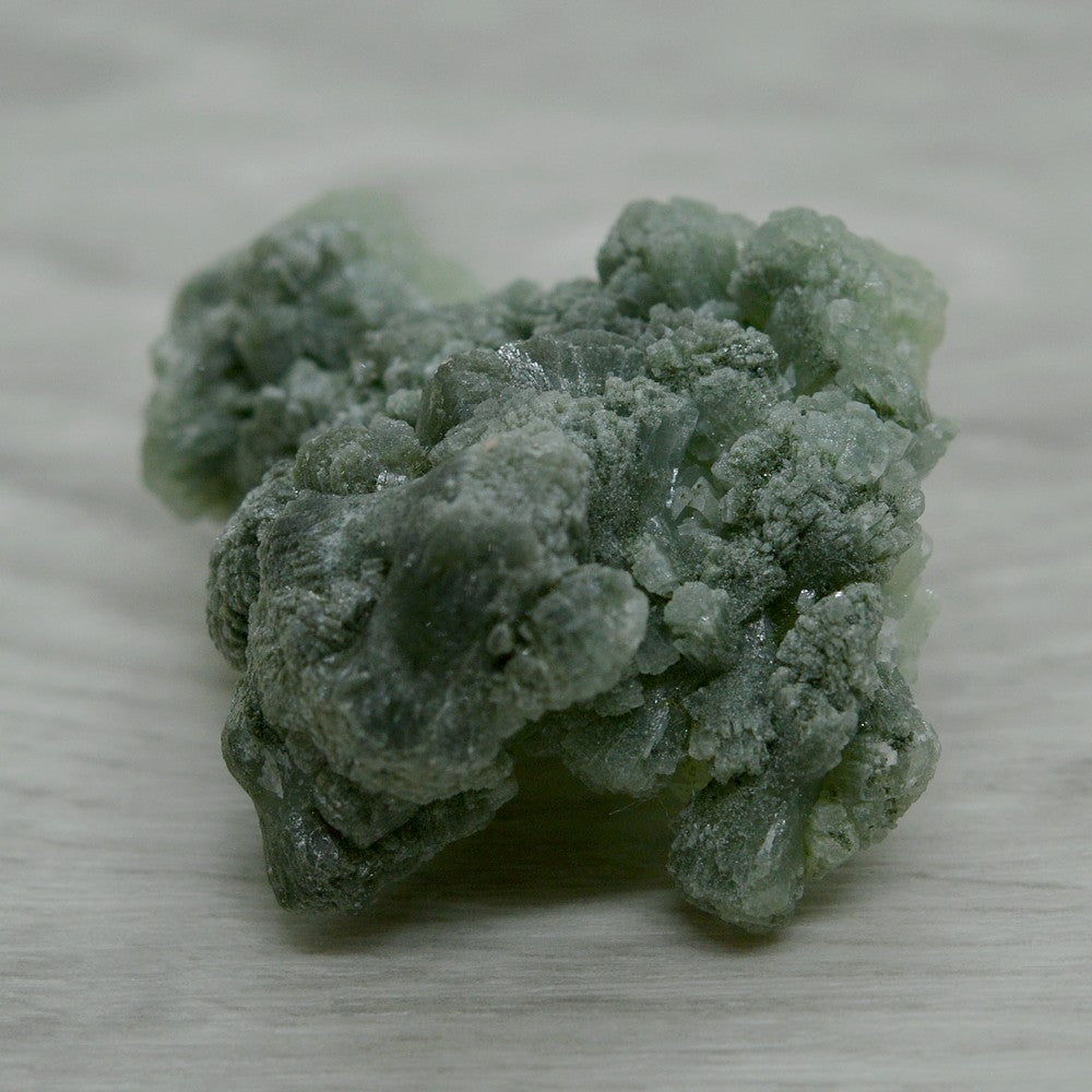 Pierre brute byssolite sur prehnite du Maroc de 4,7cm et 40g