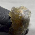 Pierre brute cube de fluorite jaune et quartz 35g