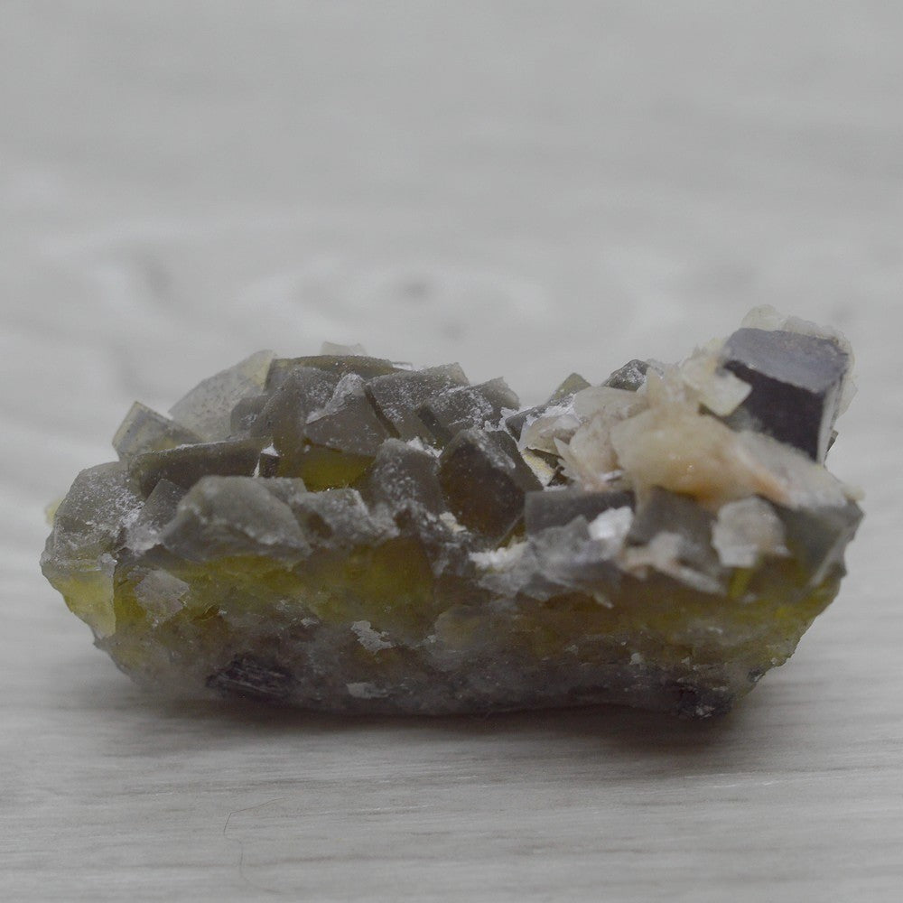 Pierre brute fluorine jaune miel avec galène et baryte 62g