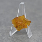 Pierre brute fluorite jaune miel foncée de 17g sur présentoir