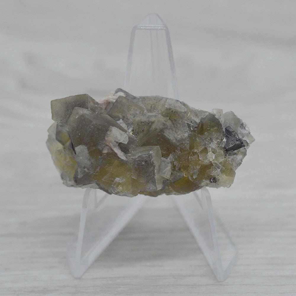 Pierre brute fluorite jaune marocaine sur présentoir 32g