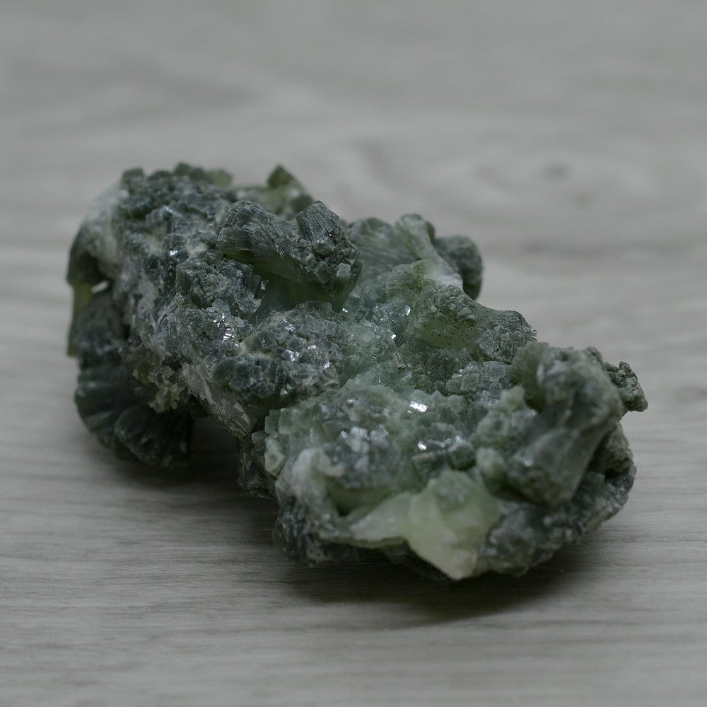 Pierre brute marocaine prehnite verte à cristaux de 67g