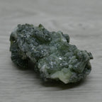 Pierre brute marocaine prehnite verte à cristaux de 67g