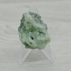 Pierre brute prehnite verte claire 30g sur présentoir
