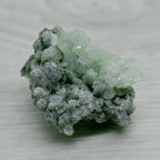Pierre brute prehnite avec byssolite du Maroc de 5,4cm et 43g