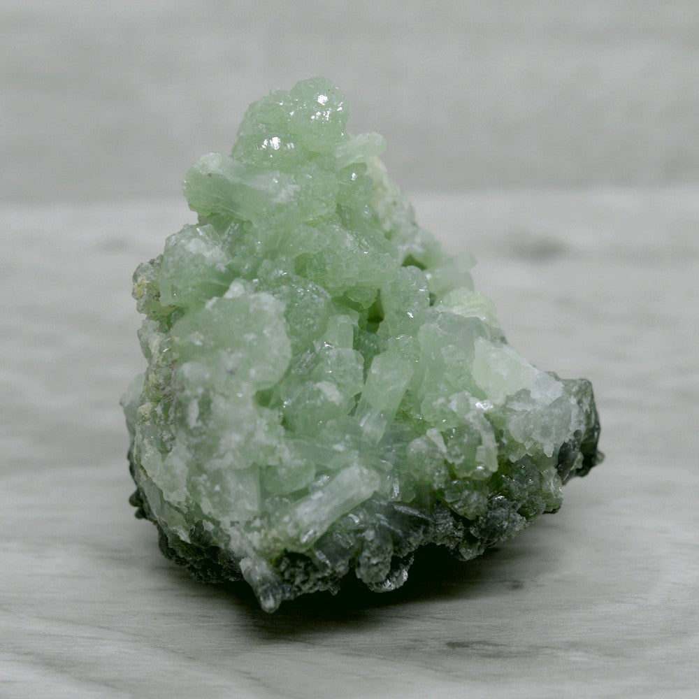 Pierre brute prehnite cristallisée du Maroc de 5,1cm de largeur et 94g
